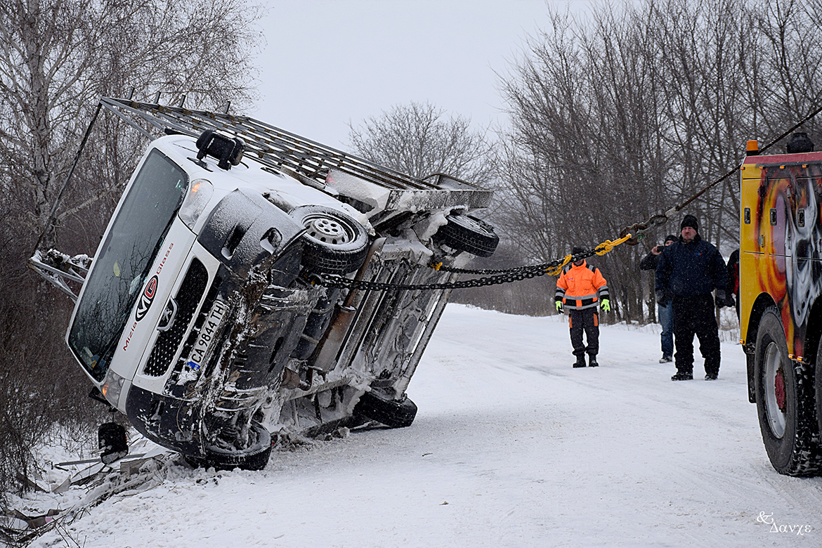 Екипът ни помогна на обърнал се микробус