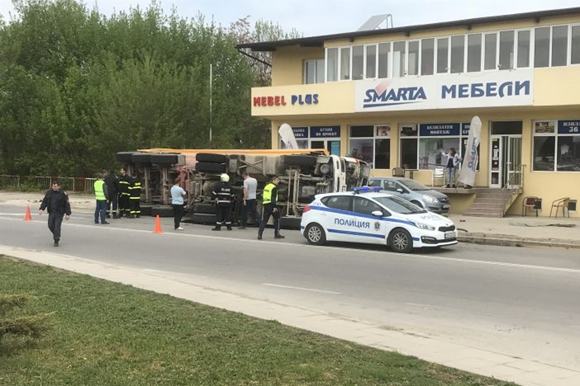 Обърнат тежкотоварен камион в Разград