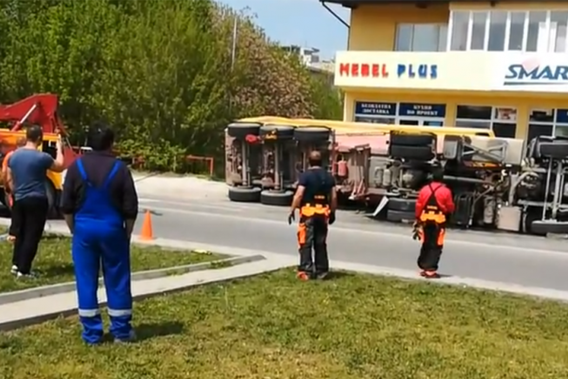 Екипът ни в действие при обърнат камион