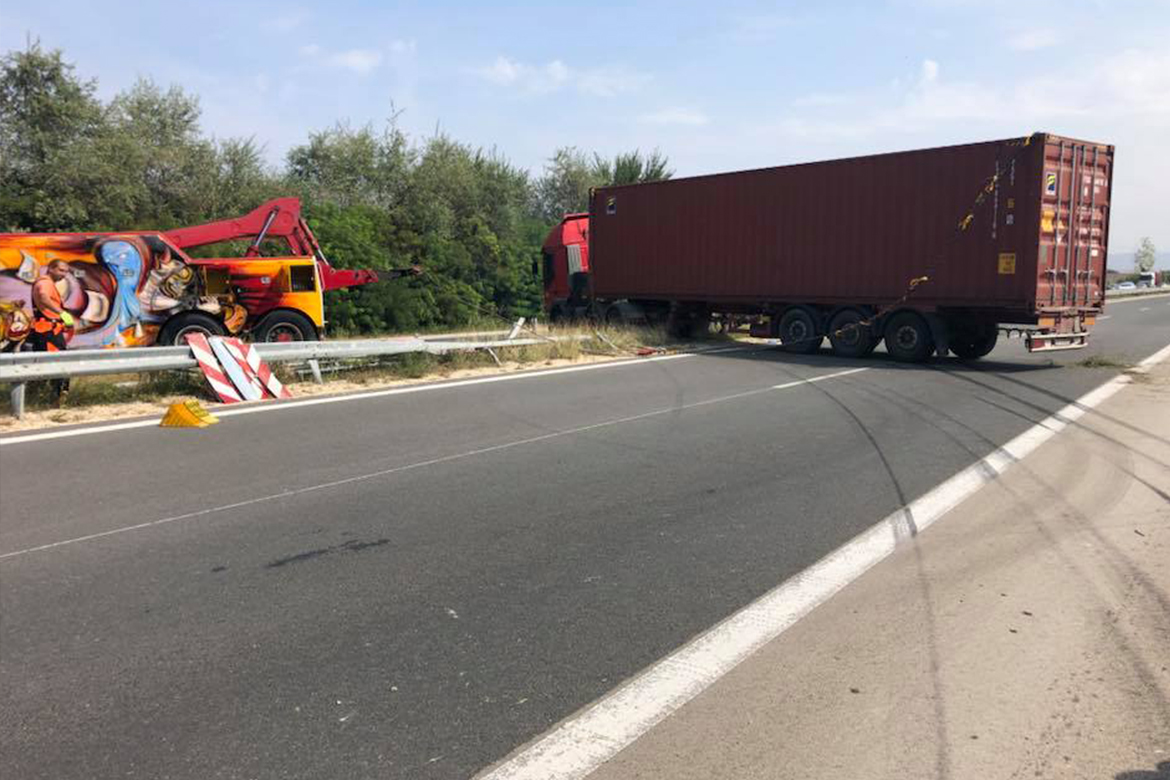 Обърнат камион на автомагистрала 