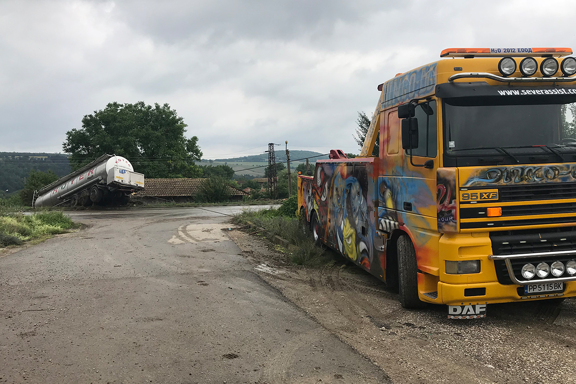 Изтеглен камион с прикачена цистерна