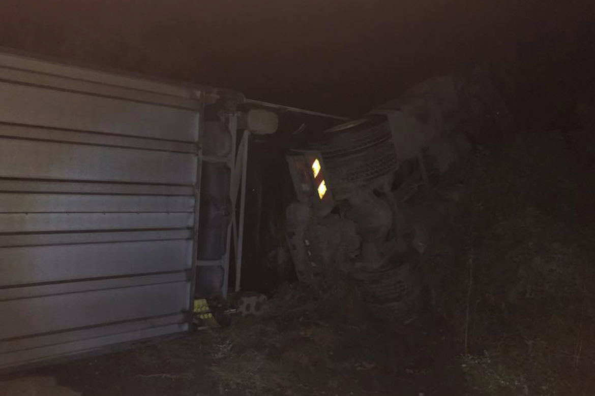 Обърнат тежкотоварен хладилен  автомобил