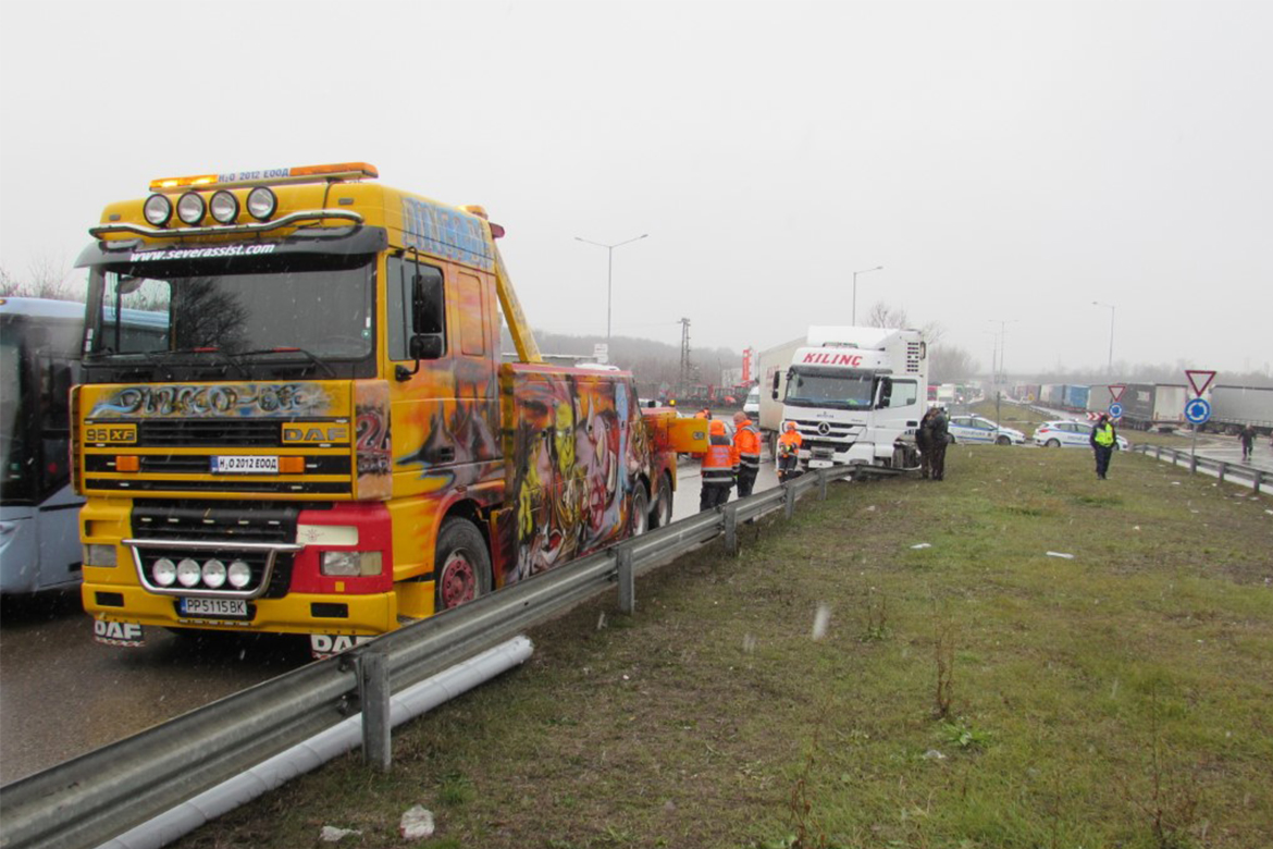 Турски тираджия разиграва пет часа институции в района на Дунав мост